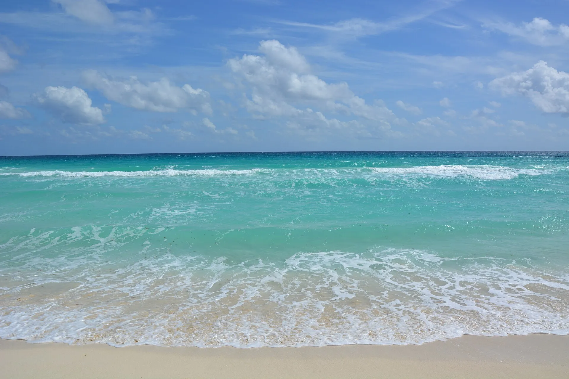 Playa de Cancún con el mar turquesa y la espuma de las olas