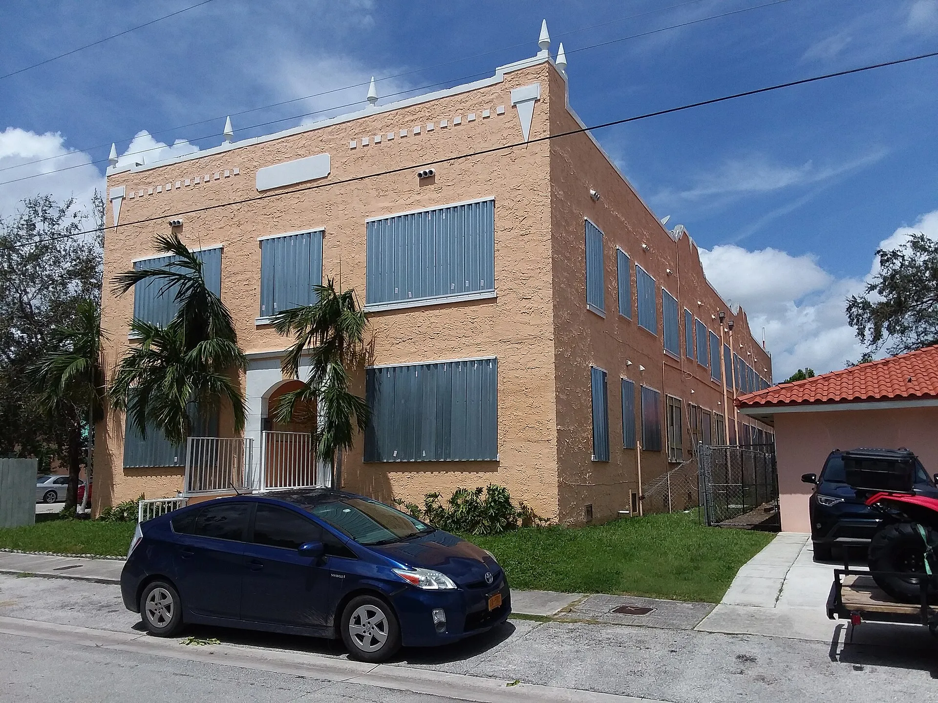 Edificio con todas sus ventanas cubiertas por protecciones contra huracán
