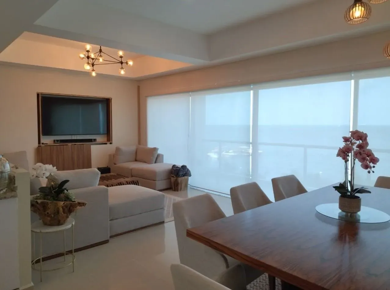 Sala con vista al mar y persiana enrollable translúcida